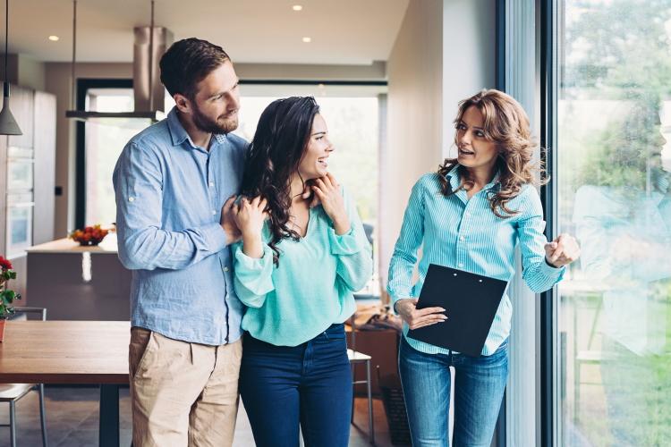 Pärchen wird zuhause beraten von Energieberaterin