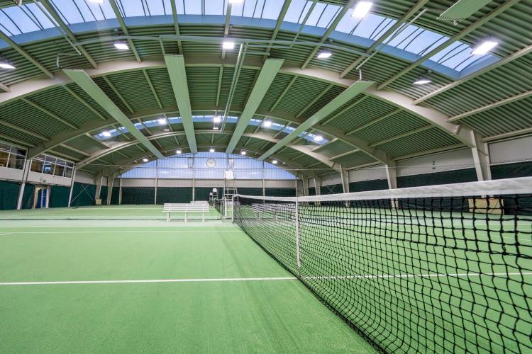 Tennisplätze in einer großen Tennishalle