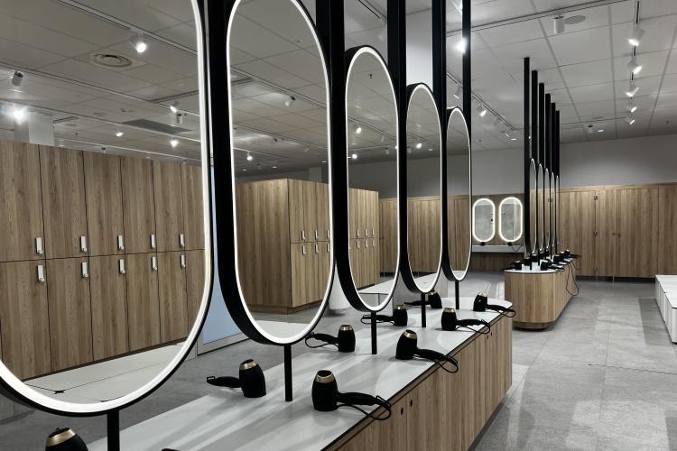 Tennishalle mit grünem Bodenbelag und Beleuchtung